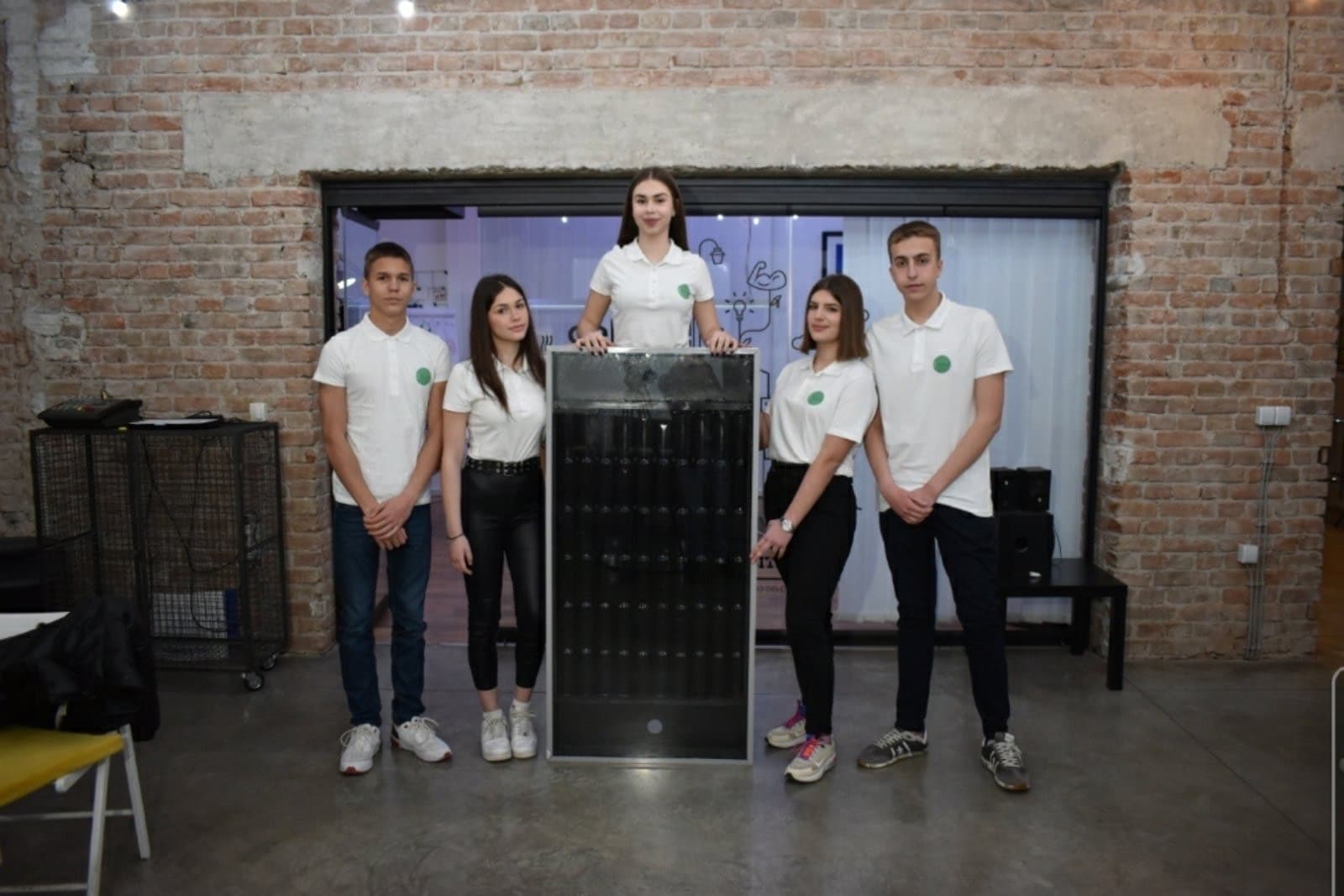 Gimnazijalci iz Niša napravili solarni panel za zagrevanje doma