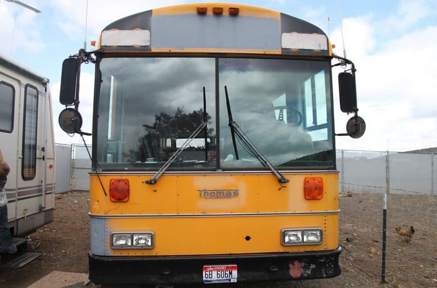 Šestočlana porodica živi u autobusu preuređenom u kuću