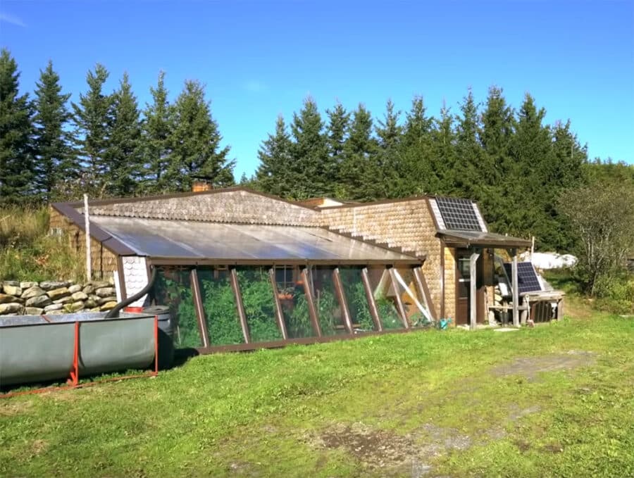 Bračni par živi van mreže u renoviranom „zemljanom brodu“