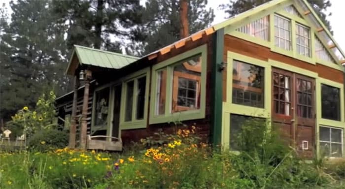 Prelepa, 100 godina stara, solarna vikendica van mreže u šumi
