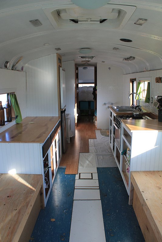 Šestočlana porodica živi u autobusu preuređenom u kuću