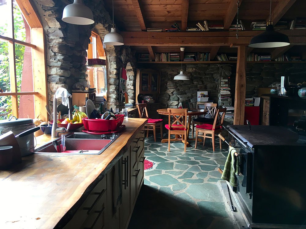 Solarni paneli na zemljanom brodu