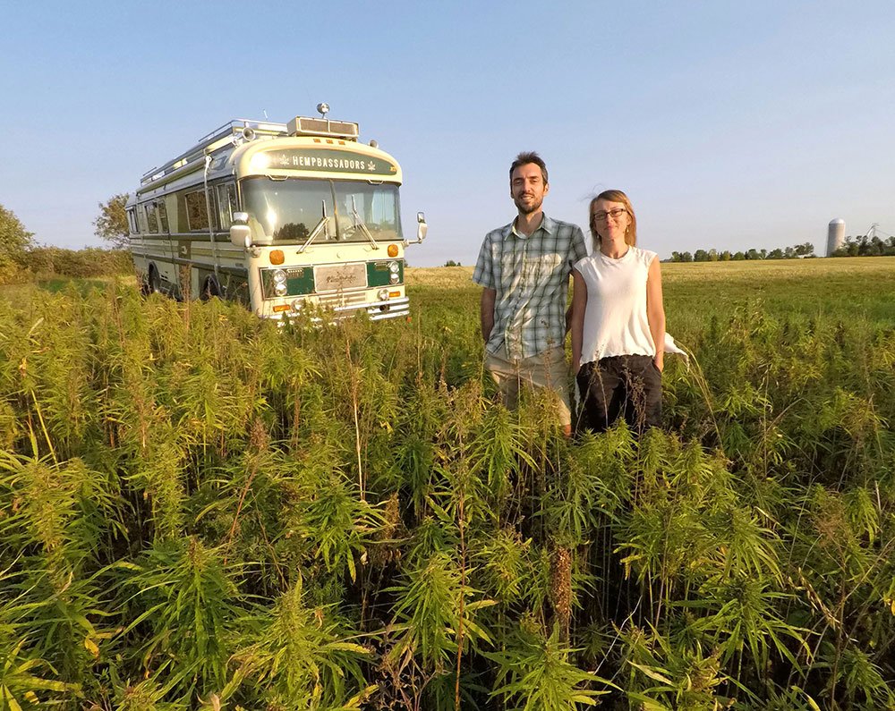 Porodica u svom stakleniku sa biljkama