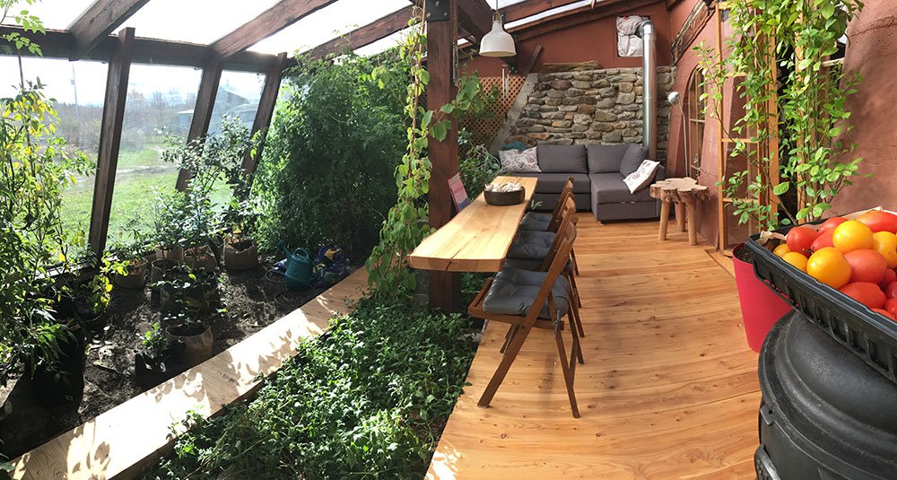 Unutrašnjost staklenika koji služi kao dnevni boravak