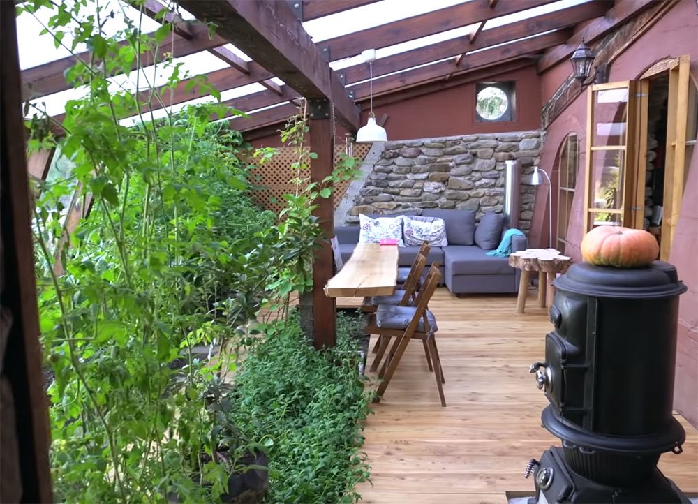 Bašta i zeleno okruženje oko zemljanog broda