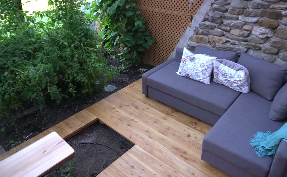 Pogled na zemljani brod iz bašte