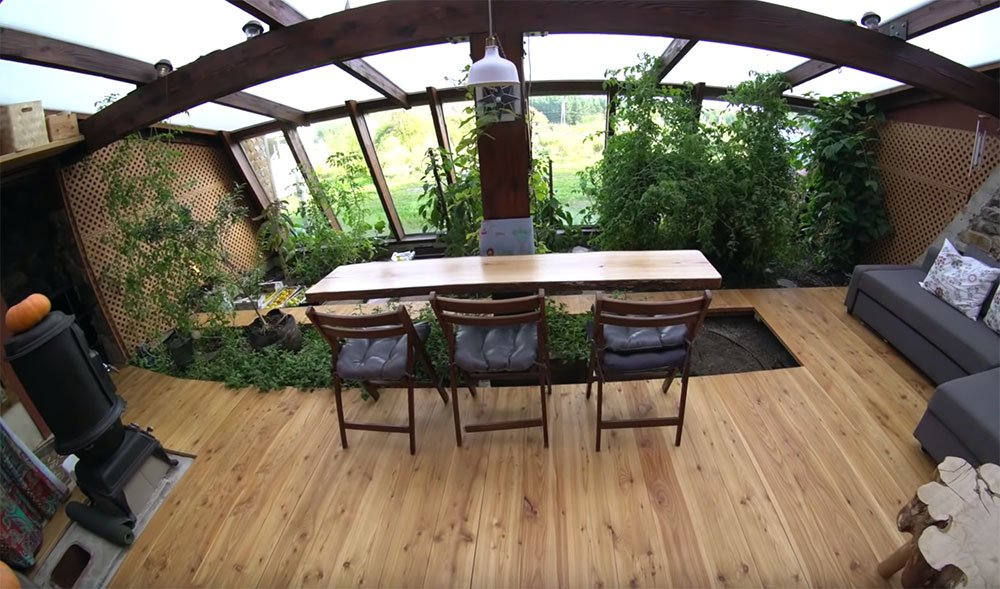 Detalj spoljašnjosti zemljanog broda sa kamenim zidom