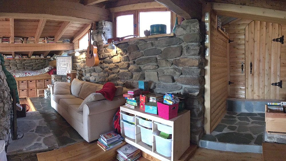 Unutrašnjost glavne sobe sa krevetom na platformi