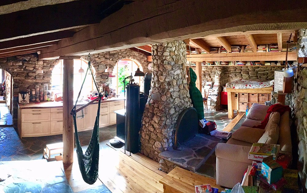 Peć na drva u glavnoj sobi