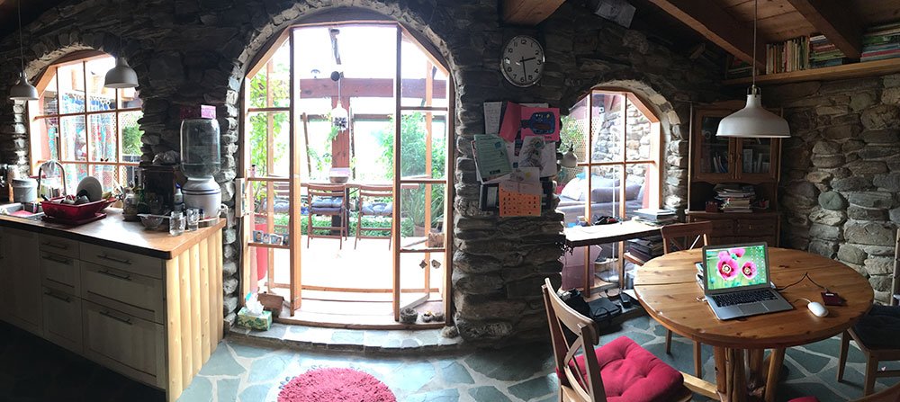 Trpezarija sa velikim prozorom