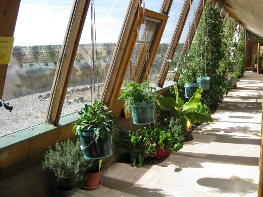 Izvor: Earthship Inside The Greenhouse