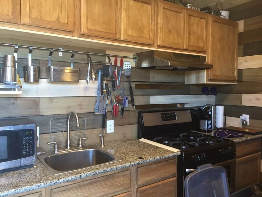 Kuhinja u kući od kontejnera sa opremom od nerđajućeg čelika