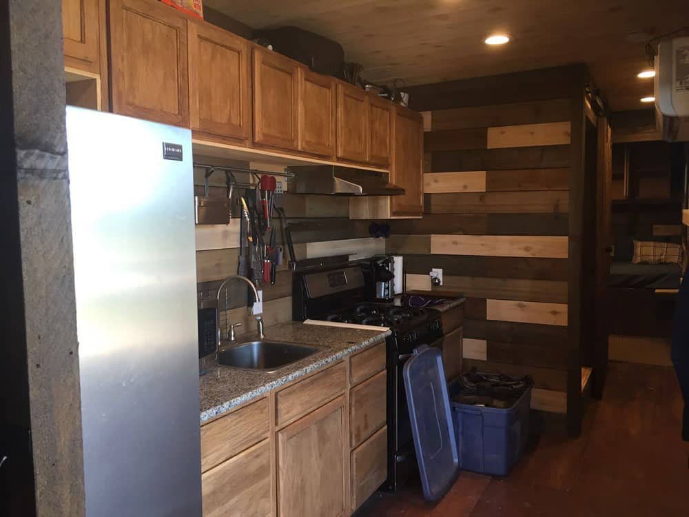 Unutrašnjost kuće od kontejnera sa drvenim oblozima