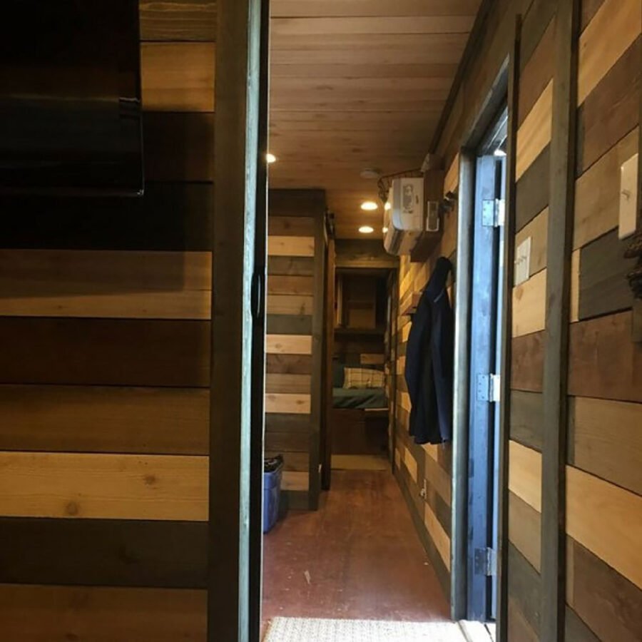 Spavaća soba sa krevetima na sprat u kući od kontejnera