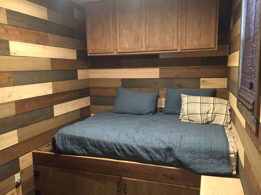 Glavna spavaća soba sa bračnim krevetom