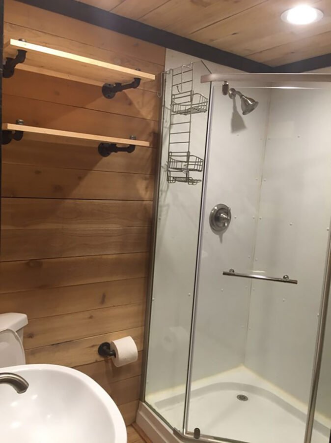 Kupatilo u kući od kontejnera sa tušem i lavaboom