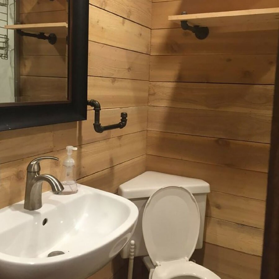 Unutrašnjost dnevnog dela kuće od kontejnera sa LED osvetljenjem