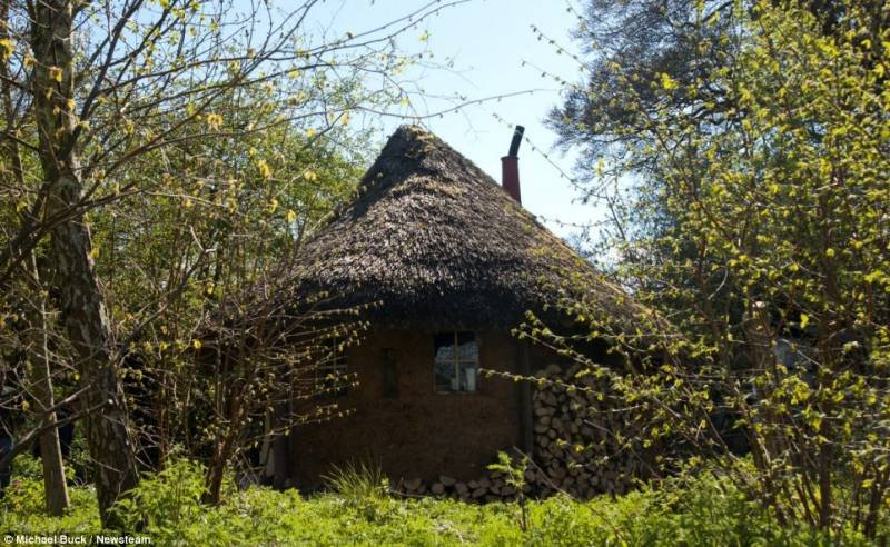 Enterijer kolibe sa drvenim nameštajem