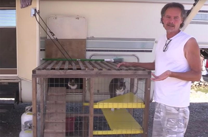 Spoljašnji izgled kampa sa solarnim panelima i opremom za život van mreže