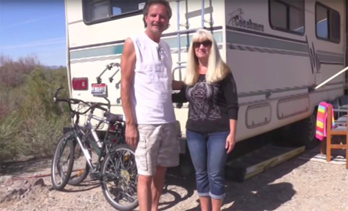 Par živi van mreže u kampu kombinovano sa kamp prikolicom