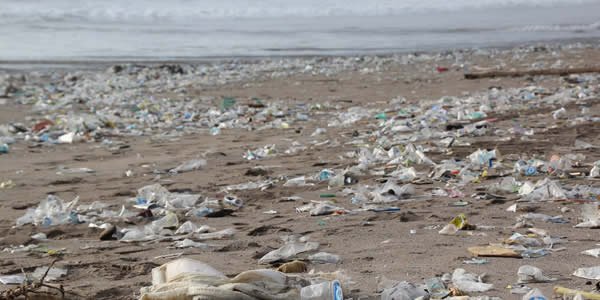 Plastični otpad plutajući u plavom okeanu