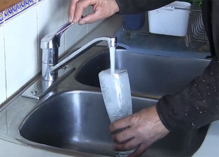 Slavina sa prečišćenom kišnicom spremnom za piće u kuhinji