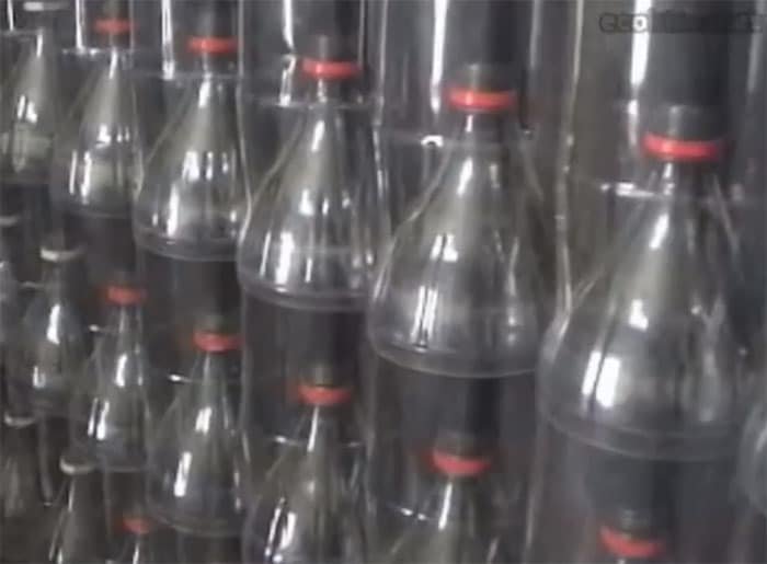 Detalj solarnog bojlera od plastičnih flaša