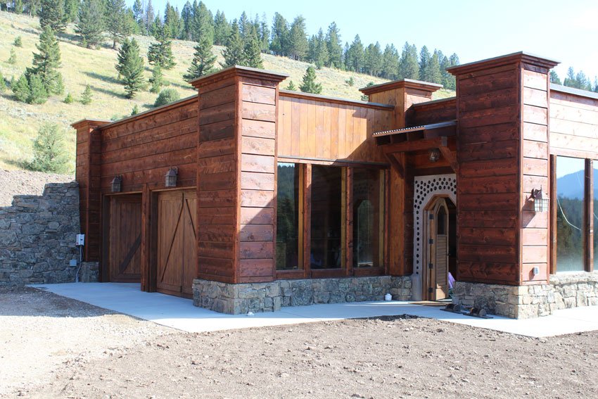 Garaža u kamenoj kući van mreže