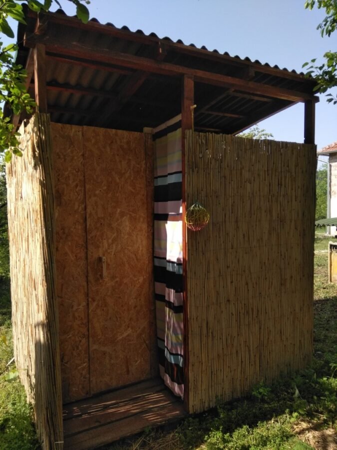 Kompostni toalet u drvenom okviraju