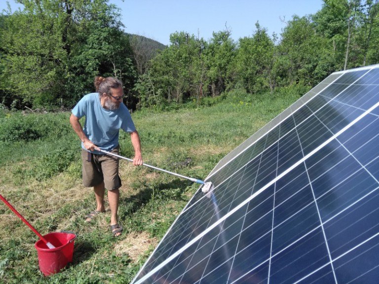 Bojana i Milan u svom permakulturnom vrtu