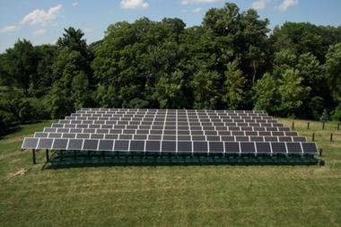 Detalj solarnih panela u zajedničkoj solarnoj bašti