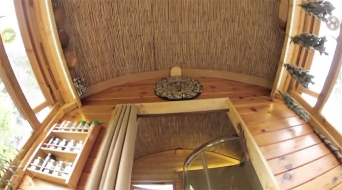 Detalj enterijera vikendice sa drvenom oplogom