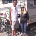 Ovaj par živi van mreže pod svojim uslovima i uživa u tome