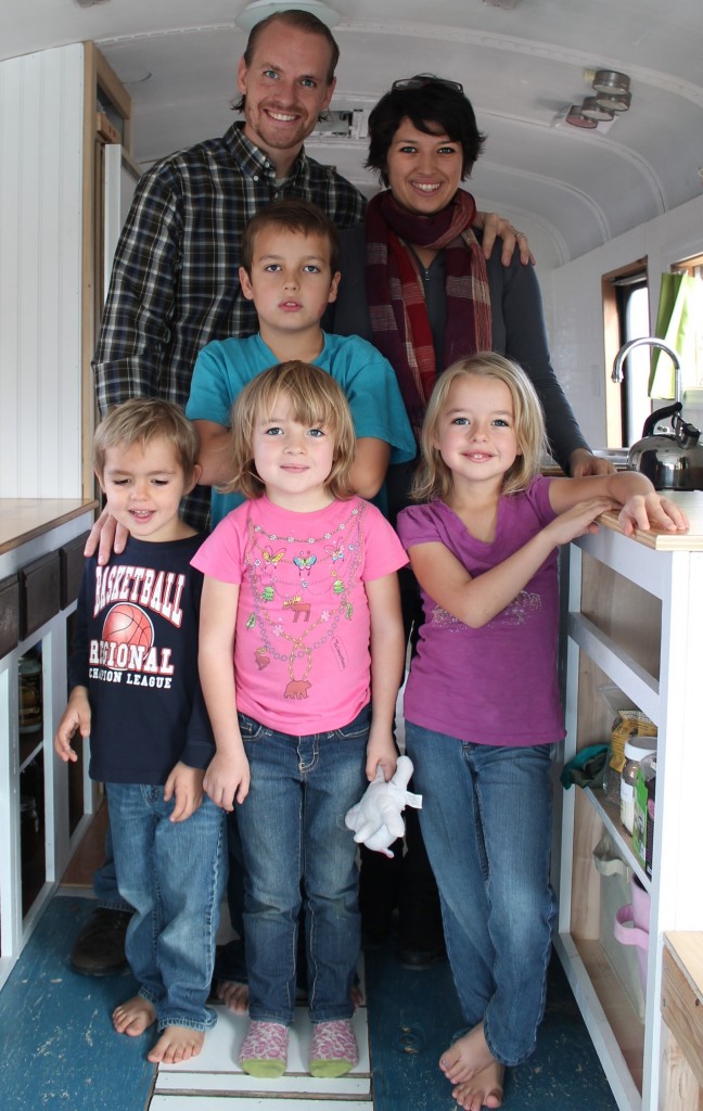 Šestočlana porodica živi u autobusu preuređenom u kuću