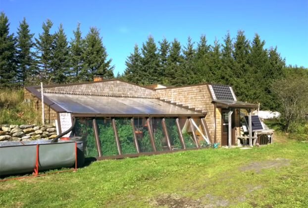 bračni par živi van mreže u zemljanom brodu